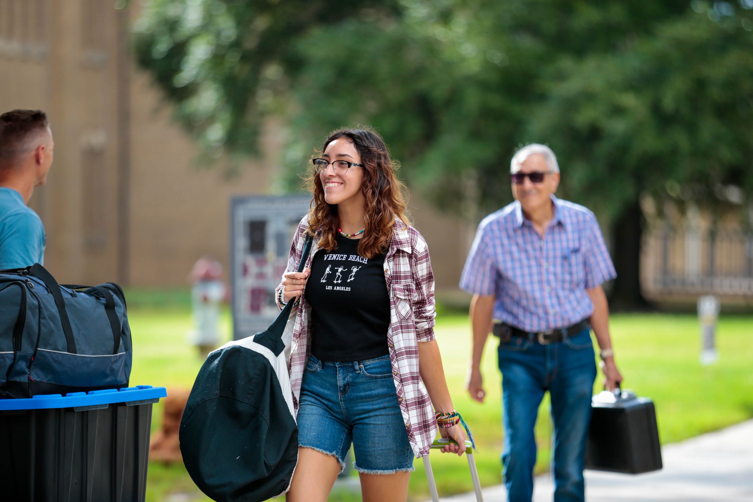 A student on move in day