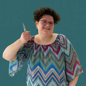 Photo of Ariane Ray holding a screwdriver.