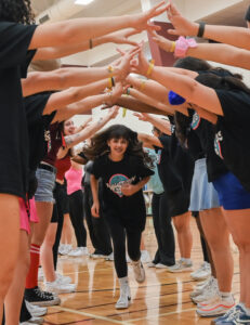 aggiethon participants running through a human bridge formation